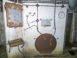 Ligne Maginot - FERMONT - A2 - (Ouvrage d'artillerie) - Bloc 7
Poste téléphonique
A gauche, point d'eau et réservoir journalier