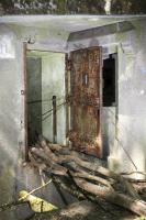 Ligne Maginot - HELMREICH - X10 - (Abri) - On remarquera l'étonnant décroché au dessus du créneau FM. Il est uniquement présent sur le coffre d'entrée Est, son homologue Ouest en étant dépourvu.