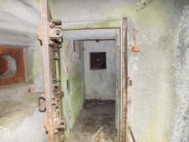 Ligne Maginot - HELMREICH - X10 - (Abri) - L'entrée du coffre ouest, avec le créneau pour FM de défense intérieure