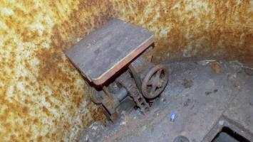 Ligne Maginot - HELMREICH - X10 - (Abri) - Cloche GFM
Le tabouret du guetteur et le dispositif de montée-descente du plancher de la cloche