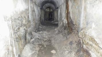 Ligne Maginot - HELMREICH - X10 - (Abri) - Couloir intérieur
On note la dégradation progressive des piédroits liée aux poussées du terrain.
