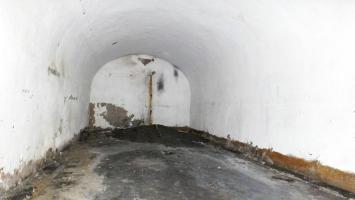 Ligne Maginot - HELMREICH - X10 - (Abri) - L'un des locaux dans lequel la remontée du radier due aux poussées du terrain est nettement visible