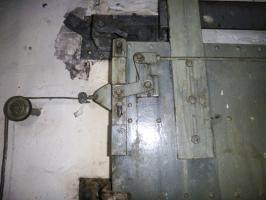 Ligne Maginot - FOUR A CHAUX - FAC - (Ouvrage d'artillerie) - Porte coupe feu soute à carburant détail du système de fermeture fermeture