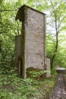Ligne Maginot - RÄDCHEN - (Infrastructures électriques) - Prise de vue en Mai 2018, cet édifice menace ruine imminente, l'imposante et lourde dalle de couverture etant en équilibre des plus précaire...