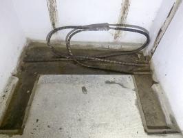 Ligne Maginot - H52 - (Chambre de coupure) - Les câbles téléphoniques dans la rigole en U
A gauche le câble 38 paires venant de la chambre H5, à droite les deux câbles 38 paires allant aux forages vers l'ouvrage de Schoenenbourg.
Le manchonnage entre les câbles a été réalisé après guerre dans le cadre de l'amélioration du réseau.