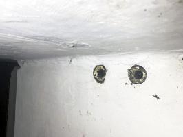 Ligne Maginot - H52 - (Chambre de coupure) - Une particularité non vue ailleurs, des manchons en bois pour la protection des câbles dans la traversée du mur 