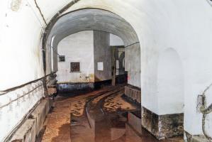 Ligne Maginot - GRAND HOHEKIRKEL - (Ouvrage d'artillerie) - Blockhaus de la défense de la galerie de l'entrée munitions.
A droite l'égout Est avec entrée des câbles