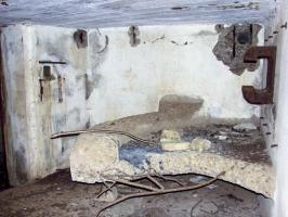 Ligne Maginot - CB2 - (Blockhaus pour canon) - Créneau de la mitrailleuse Hotchkiss donnant sur l'arrière.