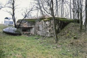 Ligne Maginot - CB1 - (Blockhaus pour canon) - Blockhaus modèle RFM 1935.
La coupole en béton, actuellement située près du blockhaus, était  placée à l'époque sur un cuve pour tourelle démontable au nord du blockhaus (distance d'environ 50 m). 