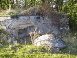 Ligne Maginot - CB1 - (Blockhaus pour canon) - Vue du bloc et de la calotte de l'emplacement pour TD voisin déposé devant