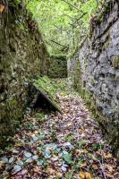 Ligne Maginot - CB3 - (Blockhaus pour canon) - Boyau d’accès maçonné en excellent état.
Au sol contre le muret, la porte du bloc 