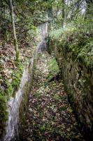 Ligne Maginot - CB3 - (Blockhaus pour canon) - Boyau d’accès maçonné en excellent état.
Au sol contre le muret, la porte du bloc 