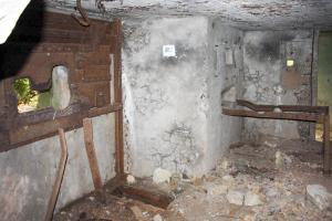 Ligne Maginot - CB3 - (Blockhaus pour canon) - vue intérieure avec emplacement de la pièce antichar sur crinoline, puis de la mitrailleuse et enfin le petit créneau FM prenant en enfilade le boyau d'accès