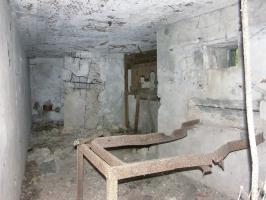 Ligne Maginot - CB3 - (Blockhaus pour canon) - Le support de la mitrailleuse est visible au premier plan