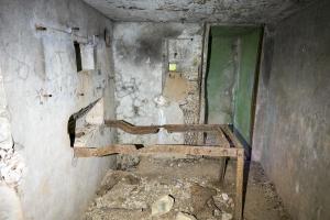 Ligne Maginot - CB3 - (Blockhaus pour canon) - Vestiges du support mitrailleuse.
A l'arrière-plan on voit l'entrée et le petit créneau de défense rapprochée