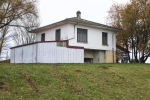 Ligne Maginot - CB128 - HUSSINGER RAIN - (Blockhaus pour canon) - Littéralement englobé dans une construction à usage d'habitation, la façade de tir est toutefois encore visible.