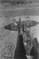 Ligne Maginot - GALGENBERG - A15 - (Ouvrage d'artillerie) - A proximité de l'ouvrage:
Poste de DCA 'Pierret'  entre Galgenberg et Sentzich
Sur la photo, l'aspirant Edmond Caspar