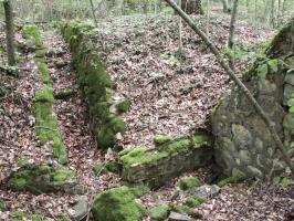Ligne Maginot - INGLANGE (I/167° RIF) - (PC de Quartier) - Première alvéole
L'ensemble s'est effondré. On aperçoit l'escalier qui menait à l'alvéole.