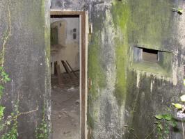 Ligne Maginot - BB10 - (Blockhaus pour canon) - L'entrée et son créneau de défense.