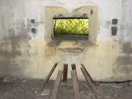 Ligne Maginot - BB10 - (Blockhaus pour canon) - Créneau et affut crinoline du canon.
