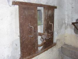 Ligne Maginot - BB10 - (Blockhaus pour canon) - Créneau et support du FM ainsi que les volets blindés.