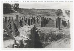 Ligne Maginot - ESCHBACH - (Barrage de Route) - Vue du réseau de rail est de l'ouvrage du Michelsberg, avec les fossés antichar rajoutés et le barrage de route à tétraèdres de l'Eschbach.