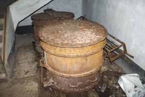 Ligne Maginot - CASTILLON (CN) - EO8 - (Ouvrage d'artillerie) - Bloc 5
Les filtres encore en place sur leur socles 