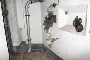 Ligne Maginot - CASTILLON (CN) - EO8 - (Ouvrage d'artillerie) - Bloc 5
Créneau FM défendant le fossé du créneau JM 
A droite le reste de la goulotte lance grenades 