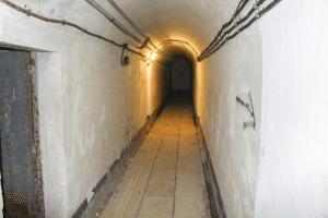 Ligne Maginot - CASTILLON (CN) - EO8 - (Ouvrage d'artillerie) - La galerie qui sépare les chambrées d'officier (à gauche) de l'infirmerie (à droite) 
