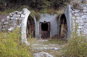 Ligne Maginot - PIERRE POINTUE - (Ouvrage d'infanterie) - L'entrée du bloc 2 et les deux abris