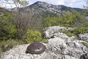 Ligne Maginot - PIERRE POINTUE - (Ouvrage d'infanterie) - Dessus du bloc 3 et sa cloche d'observation. En face de l'autre côté de la crête, l'Italie