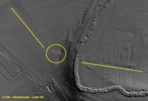 Ligne Maginot - CEZF-18 - GALGENSTUCK - (Blockhaus lourd type STG / STG-FCR - Double) - Vue traitée à partir des données LIDAR, en éclairage rasant. On devine la trace de la fouille et des deux fossés antichar