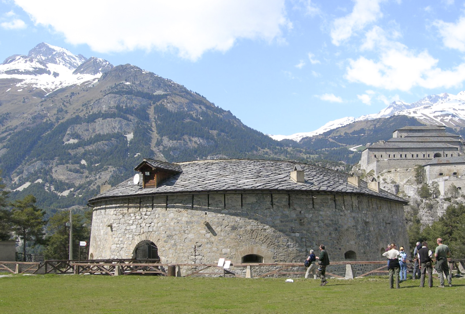 Ligne Maginot - REDOUTE MARIE-THERESE - (Casernement) - La Redoute Marie-Thérèse au premier plan - ELLENA Daniel - CUNY Philippe