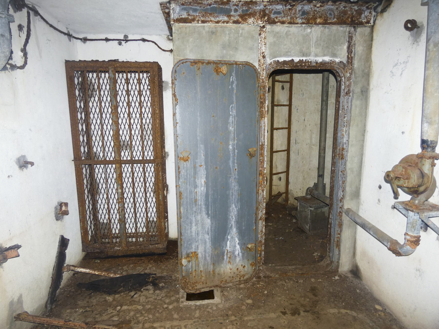 Ligne Maginot - FERMONT - A2 - (Ouvrage d'artillerie) - Bloc 5
Casier à munitions et accès à la cloche GFM - STENGER Mathieu