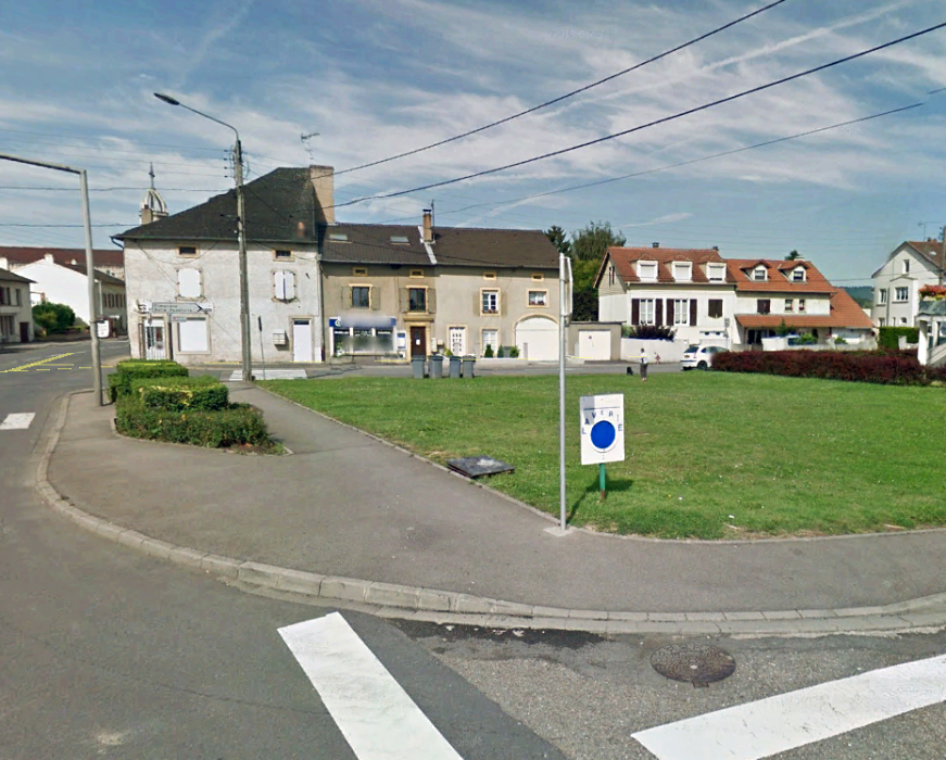 Ligne Maginot - BC17 - TERVILLE - (Chambre de coupure) - Seule la trappe émerge du sol au bord de la pelouse