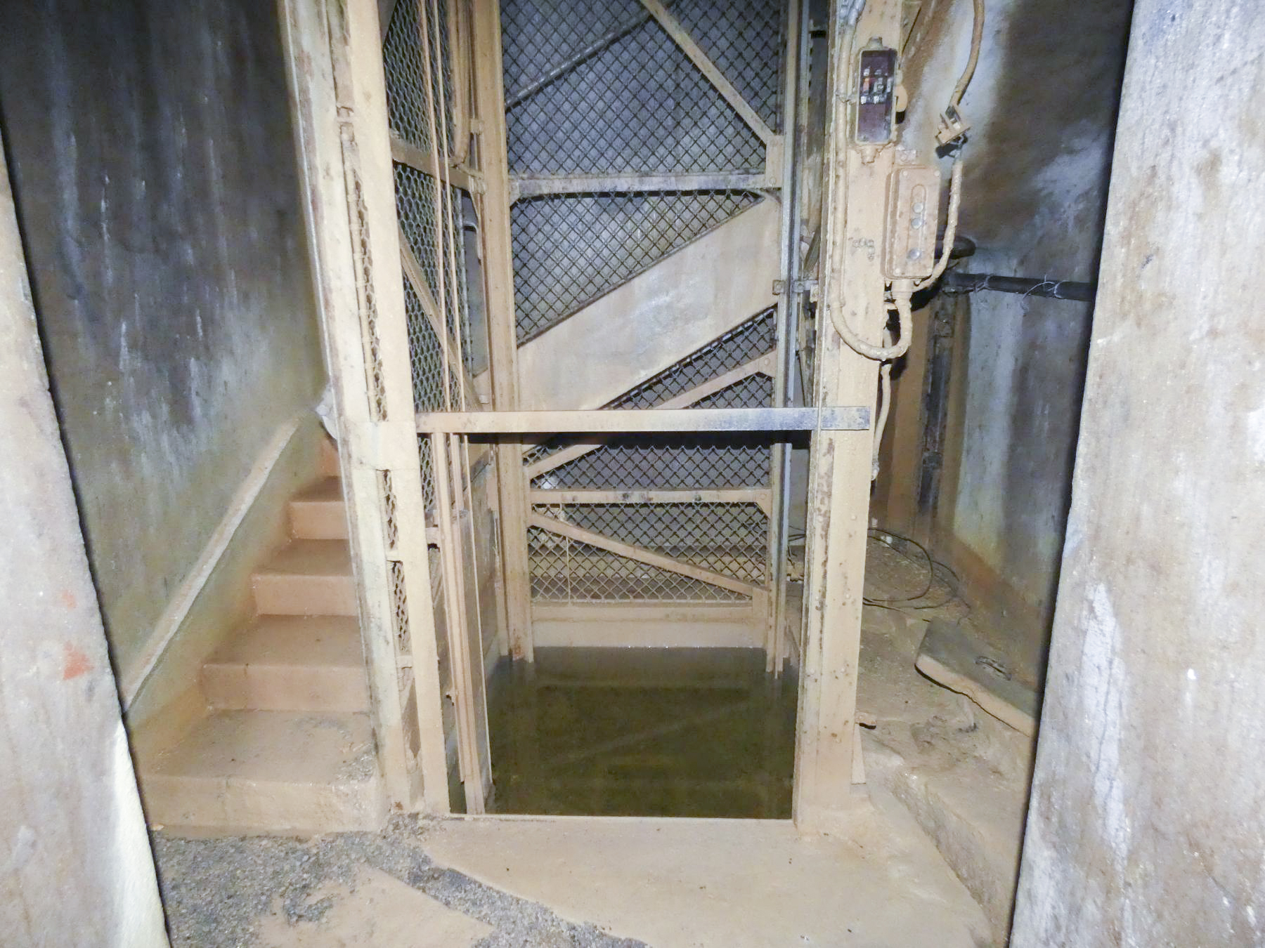 Ligne Maginot - FERMONT - A2 - (Ouvrage d'artillerie) - Bloc 6
Pied de l'escalier et monte-charge Baudet Donon Roussel de 420 kg - STENGER Mathieu