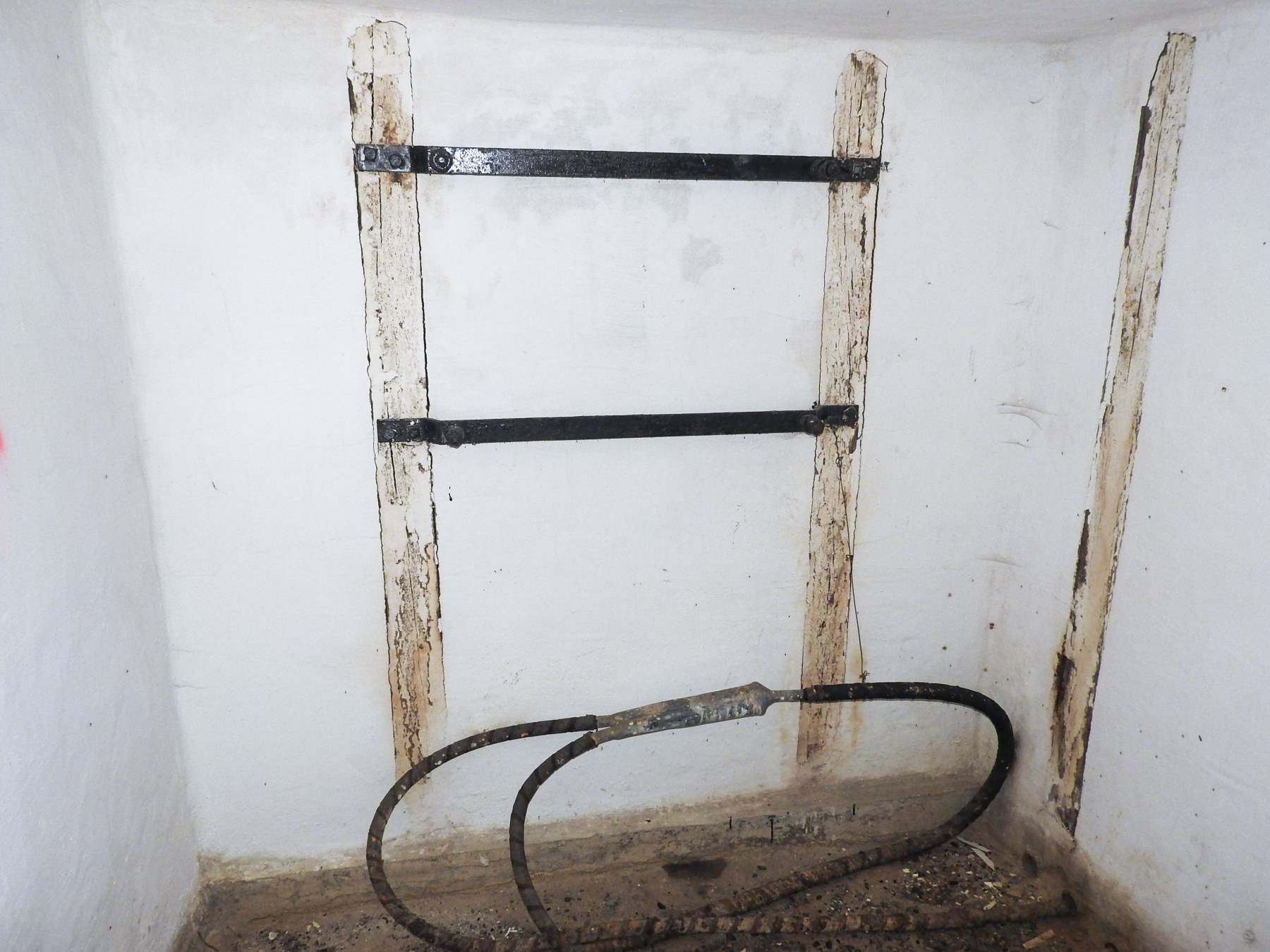 Ligne Maginot - H52 - (Chambre de coupure) - L'emplacement du boitier répartiteur et les câbles téléphoniques