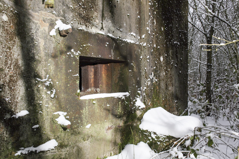 Ligne Maginot - CB257 - CIMETIERE D'HETTANGE - (Blockhaus pour arme infanterie) - Le créneau de tir. Il balaye précisément la route venant du Grand Duché de Luxembourg.