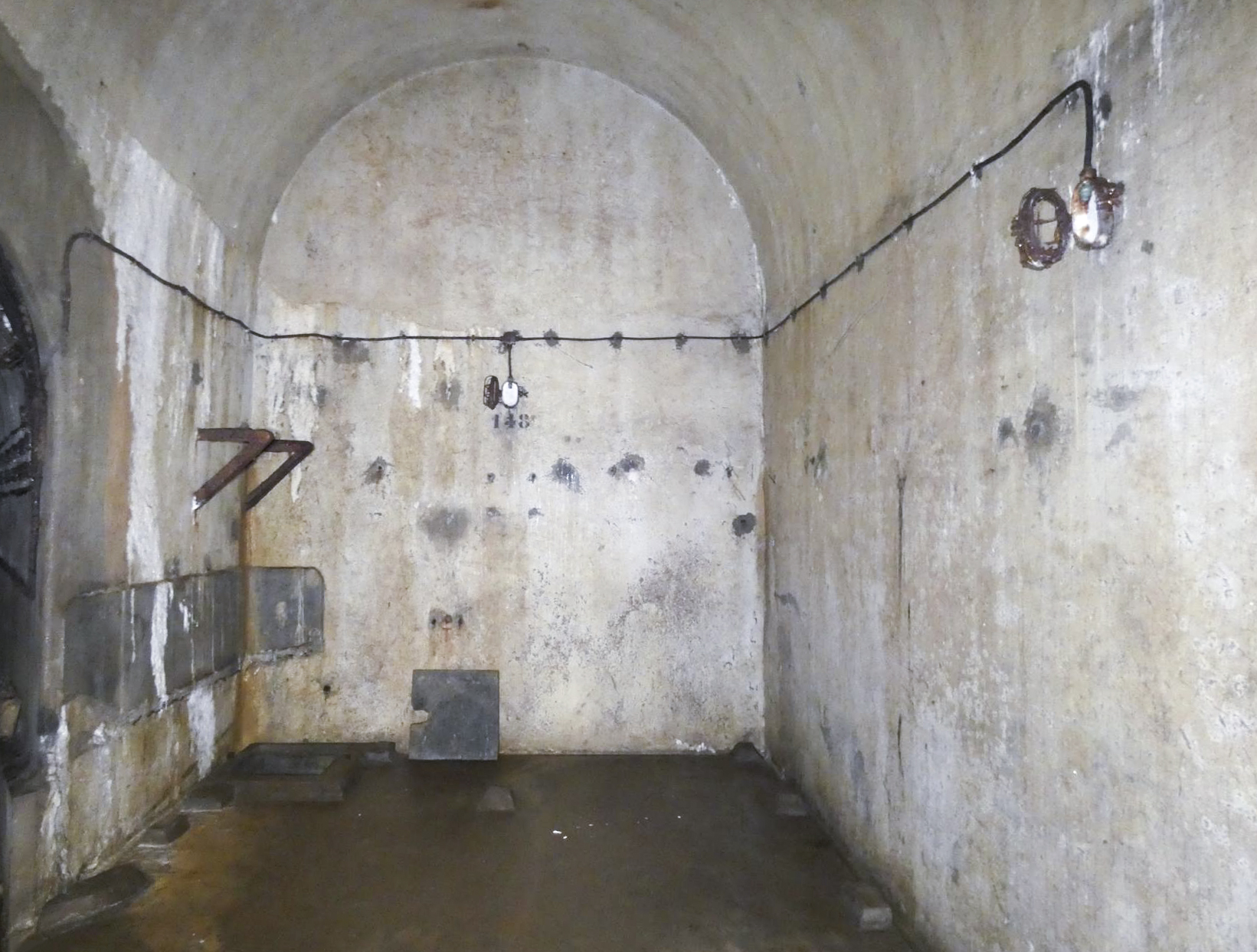 Ligne Maginot - FERMONT - A2 - (Ouvrage d'artillerie) - Bloc 7
Local sanitaires au pied du bloc (lavabos ?) - STENGER Mathieu