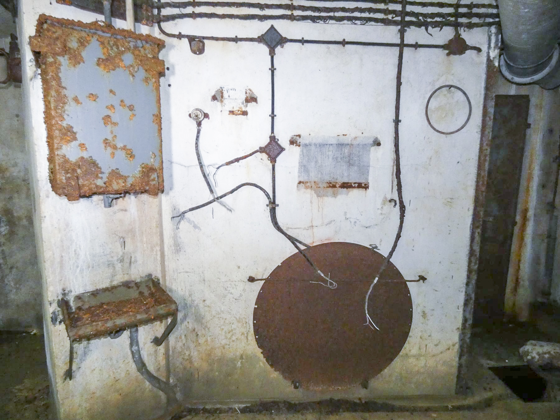 Ligne Maginot - FERMONT - A2 - (Ouvrage d'artillerie) - Bloc 7
Poste téléphonique
A gauche, point d'eau et réservoir journalier - STENGER Mathieu