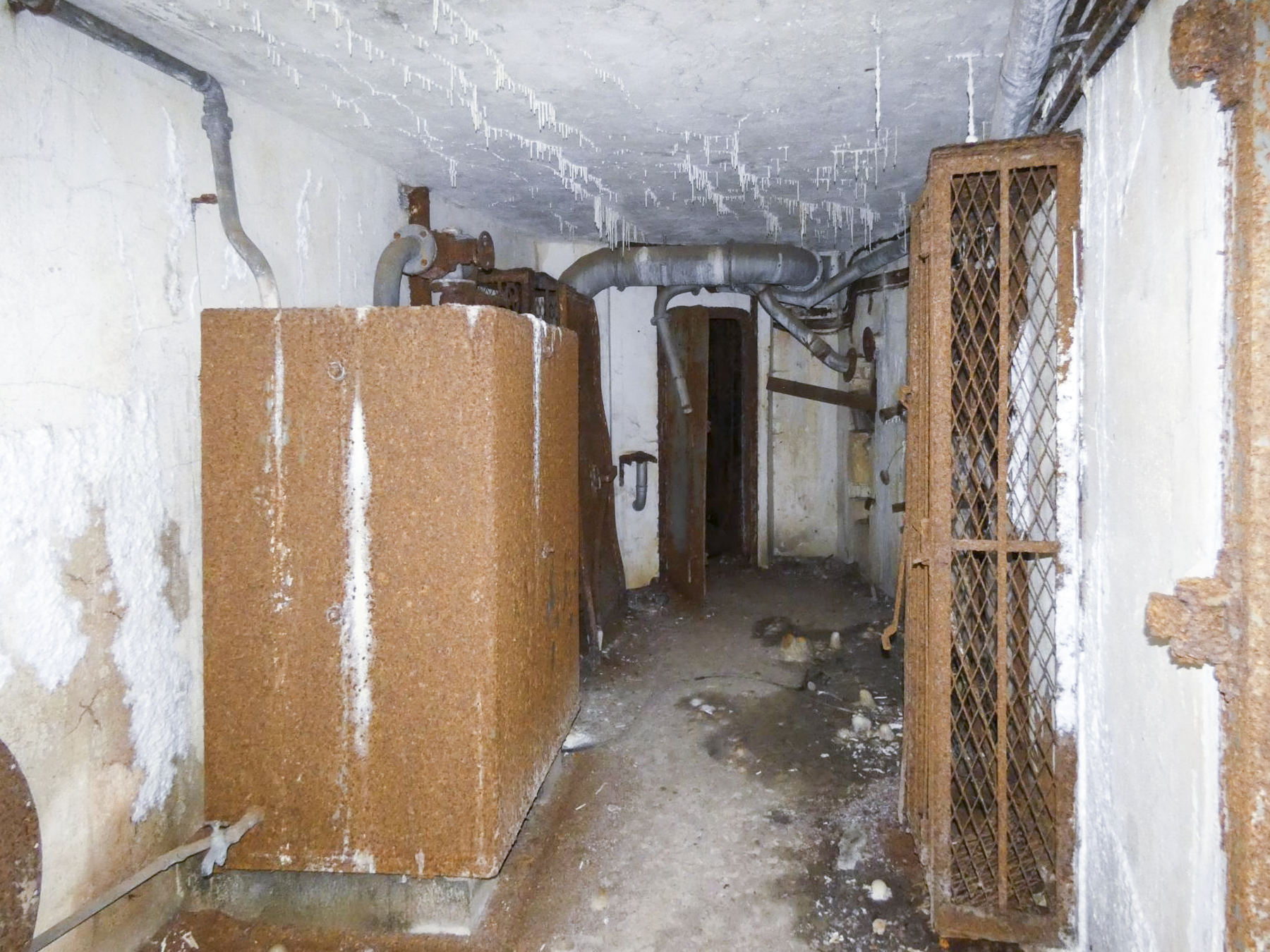 Ligne Maginot - FERMONT - A2 - (Ouvrage d'artillerie) - Bloc 7
Local entre les deux cloches comportant un réservoir d'eau et un casier à munitions - STENGER Mathieu