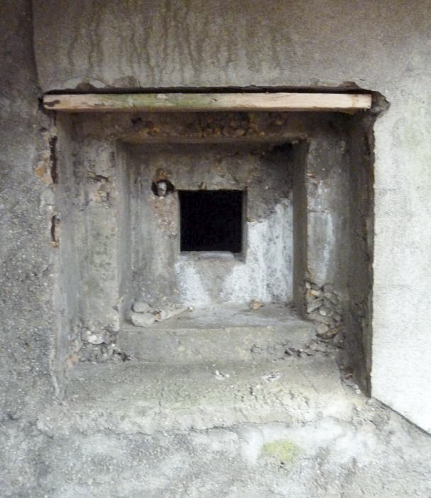 Ligne Maginot - CB444 - RIPPERT - (Poste de Secours) - Créneau de défense rapprochée de l'entrée de gauche.