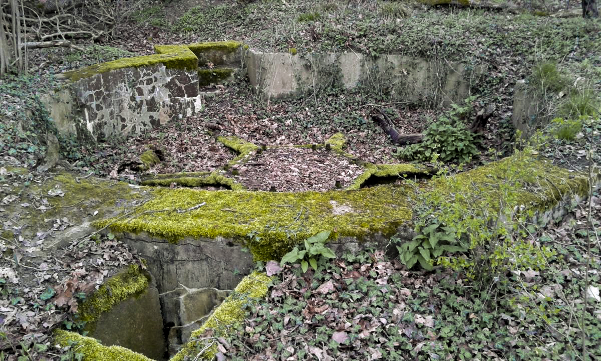 Ligne Maginot - CC3 - (Cuve pour canon) - A l'avant plan, le puisard permettant l'évacuation des eaux pluviales de la cuve