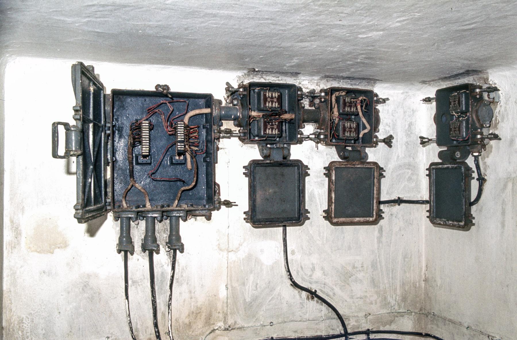 Ligne Maginot - 26T - (Chambre de coupure) - Equipement intérieur, vue d'ensemble
Boitiers ouverts - MANSUY Michel