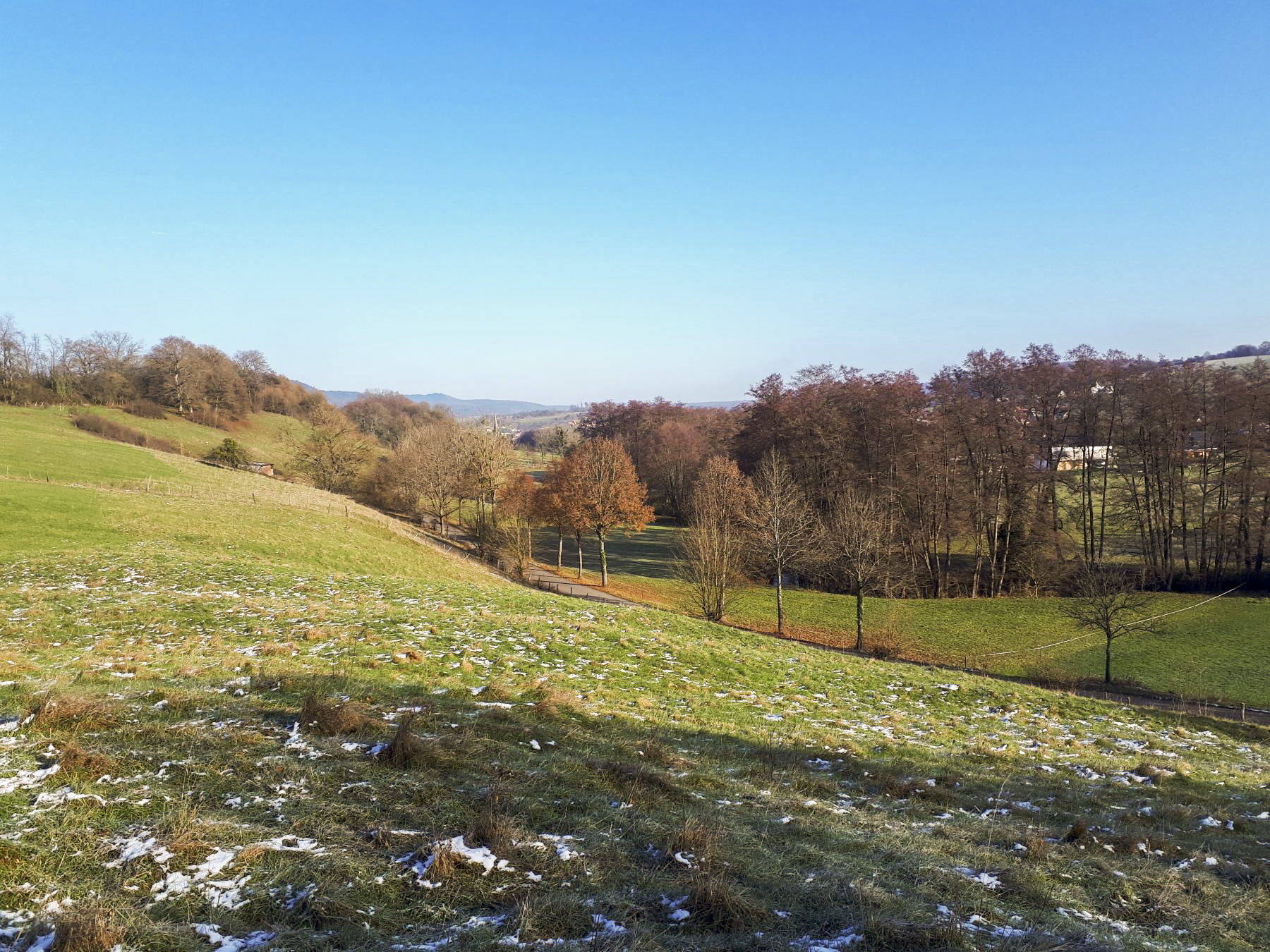 Ligne Maginot - C3BIS - ROUTE DE LA VERRERIE 2 - (Cuve pour canon) - Direction de tir du canon antichar, sur la vallée de la Sauer et la route de Lembach à Mattstall - Gregory Fuchs