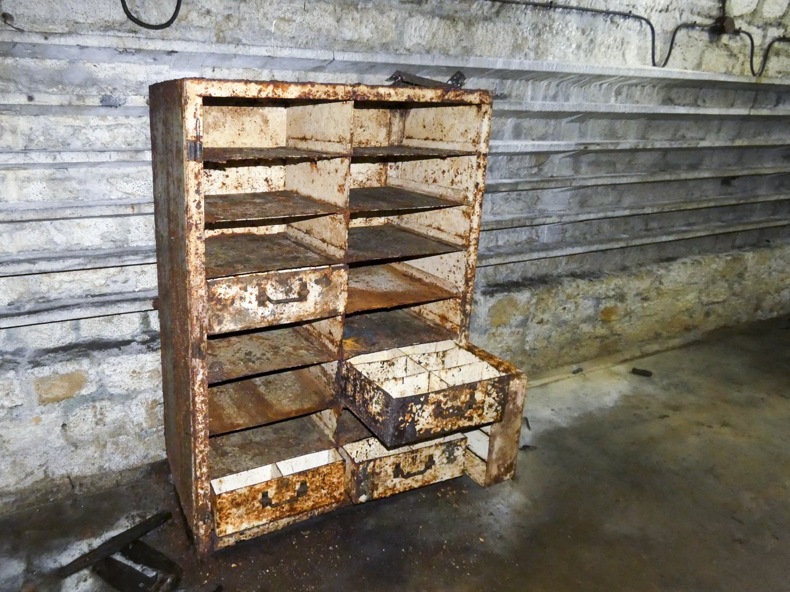 Ligne Maginot - FERMONT - A2 - (Ouvrage d'artillerie) - Atelier du génie et de l'artillerie
Armoire pour outillage ou pièces de rechange - STENGER Mathieu