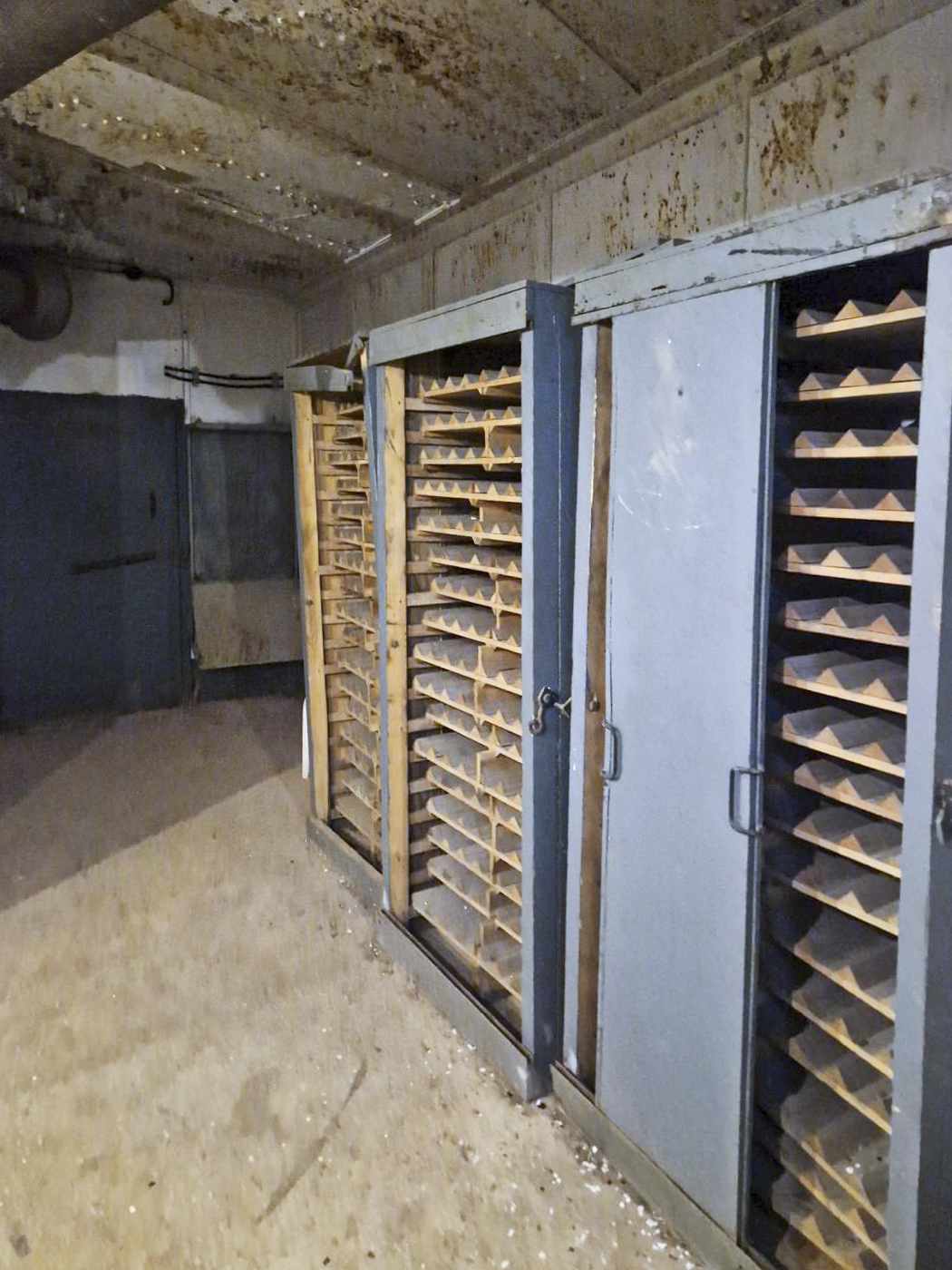 Ligne Maginot - CASTILLON (CN) - EO8 - (Ouvrage d'artillerie) - Bloc 3
Chambre de tir droite
Les armoires en bois pour le stockage des munitions de 75 - Stuart André