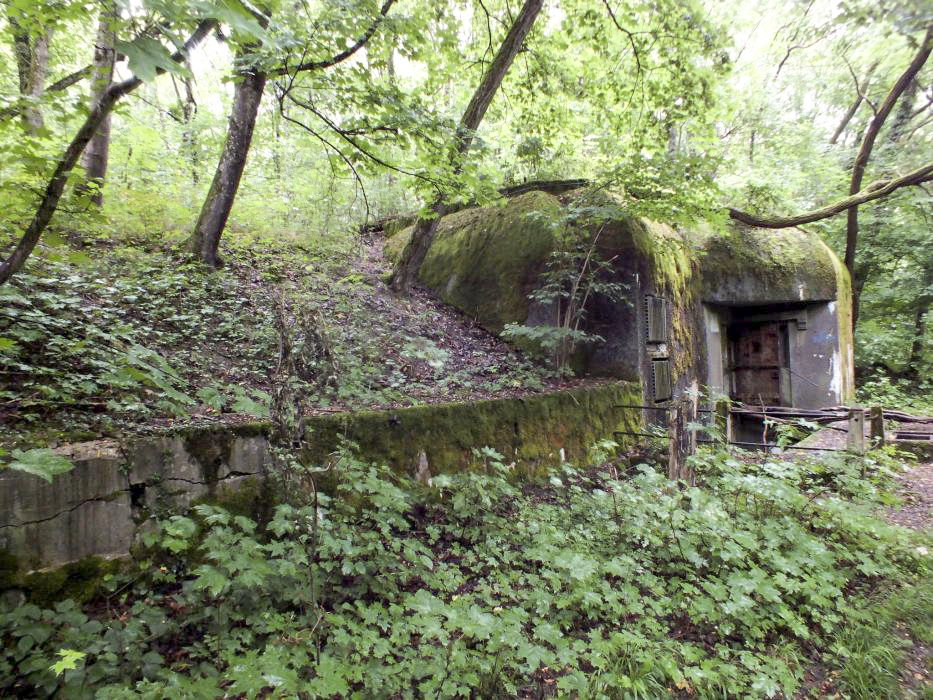 Ligne Maginot - HELMREICH - X10 - (Abri) - Le coffre Est,
Le muret reliant les deux coffres est bien visible sur cette photo