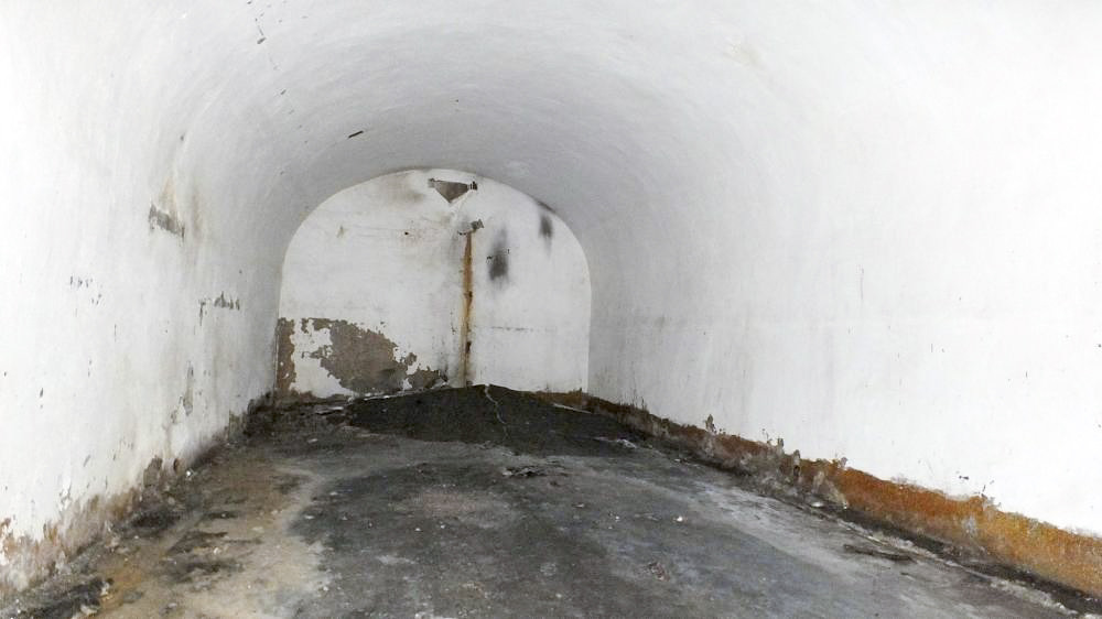 Ligne Maginot - HELMREICH - X10 - (Abri) - L'un des locaux dans lequel la remontée du radier due aux poussées du terrain est nettement visible