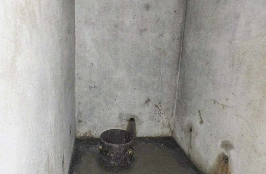 Ligne Maginot - HELMREICH - X10 - (Abri) - Le puits
Partie émergente du forage tubé destiné à l'alimentation en eau de l'abri.